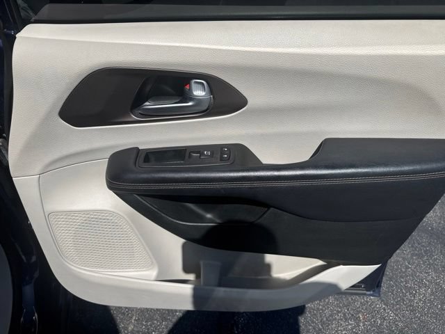 Used 2018 Chrysler Pacifica Touring-L Plus w/ Tire & Wheel Group FWD image 18