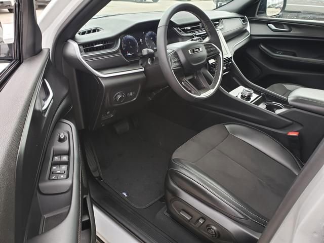Used 2024 Jeep Grand Cherokee Altitude AWD/4WD image 14