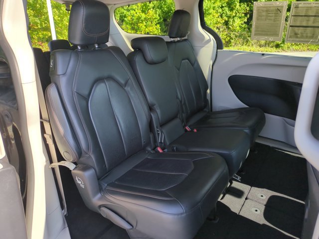 Used 2019 Chrysler Pacifica Touring-L FWD image 32