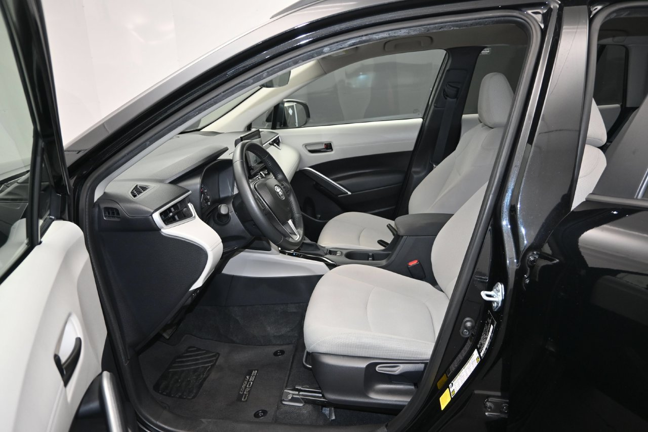 Used 2025 Toyota Corolla Cross LE FWD image 21