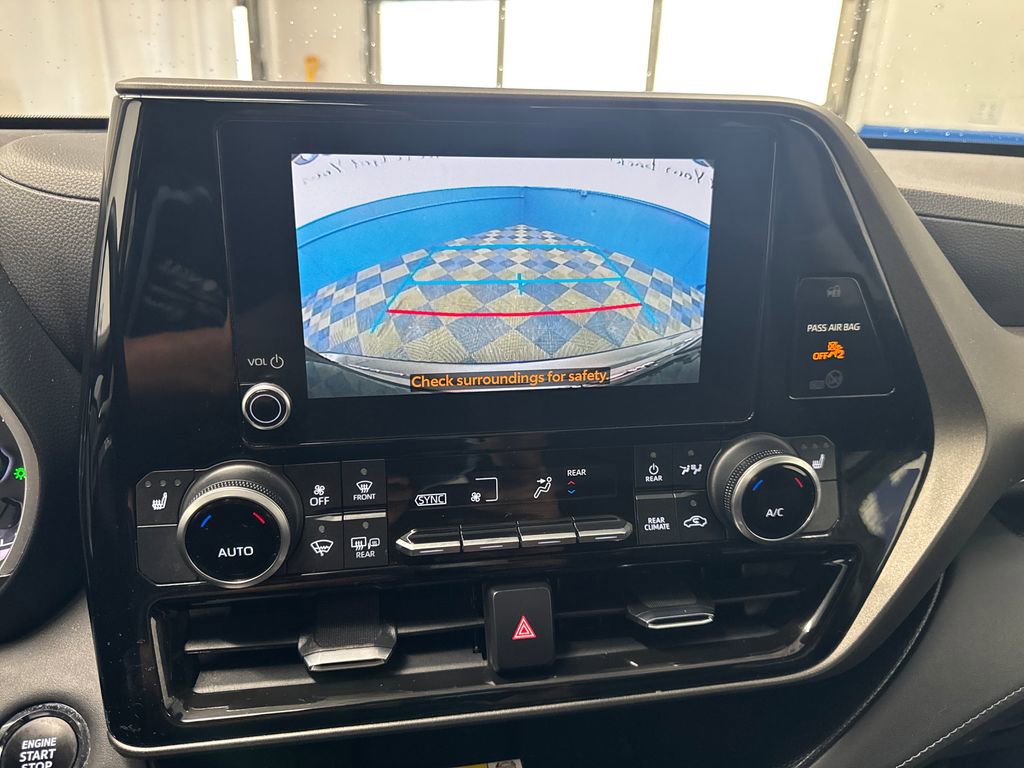 Used 2023 Toyota Highlander XLE AWD/4WD image 21