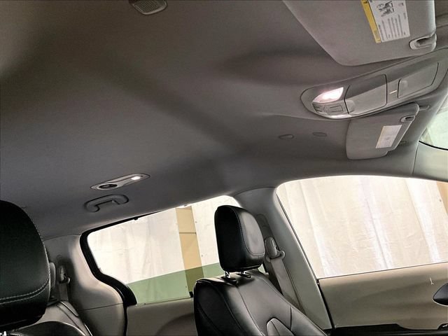 Used 2023 Chrysler Pacifica Touring-L FWD image 21