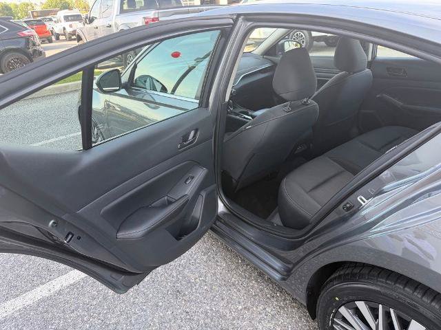Used 2025 Nissan Altima 2.5 SV FWD image 12