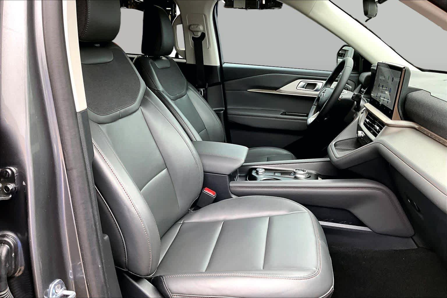 Certified 2025 Ford Explorer Active w/ Active Comfort Package RWD image 9