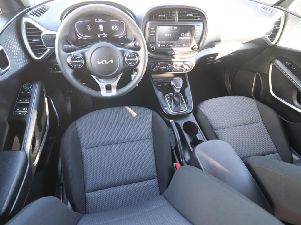 Used 2025 Kia Soul LX w/ LX Technology Package image 8