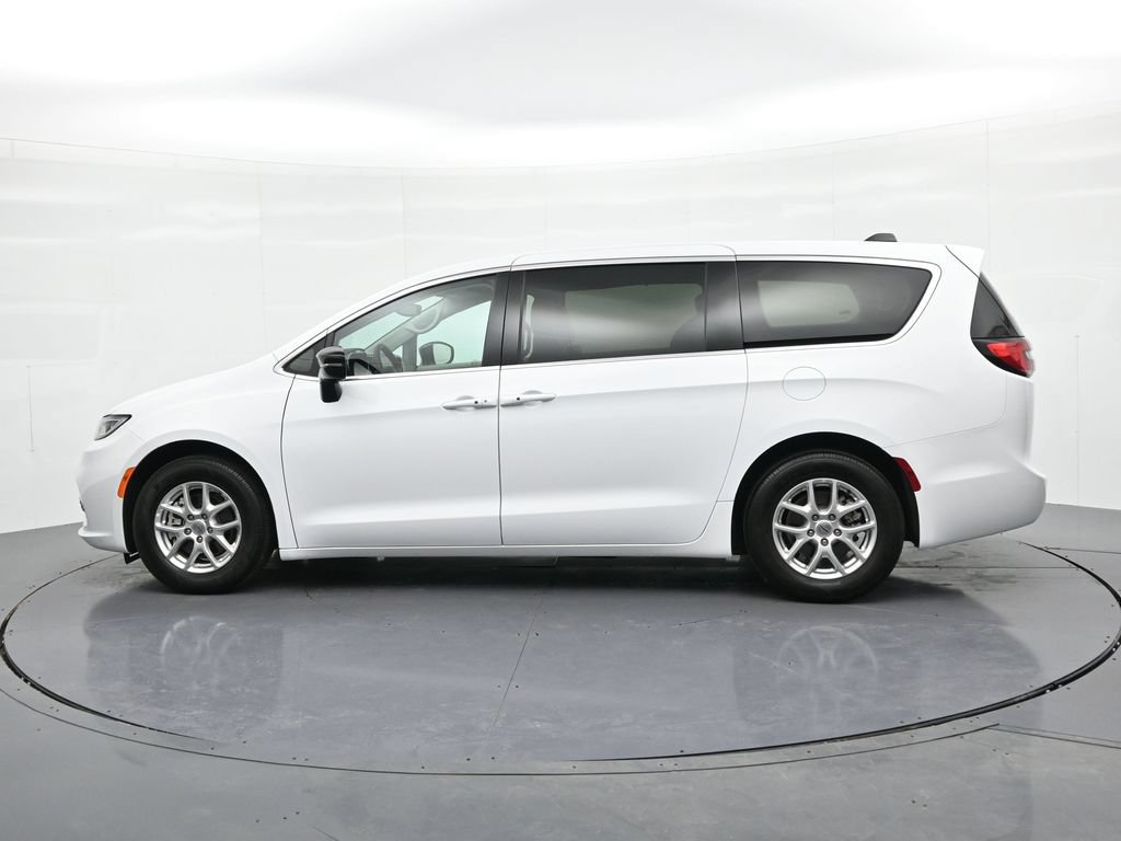 Used 2024 Chrysler Pacifica Touring-L FWD image 9