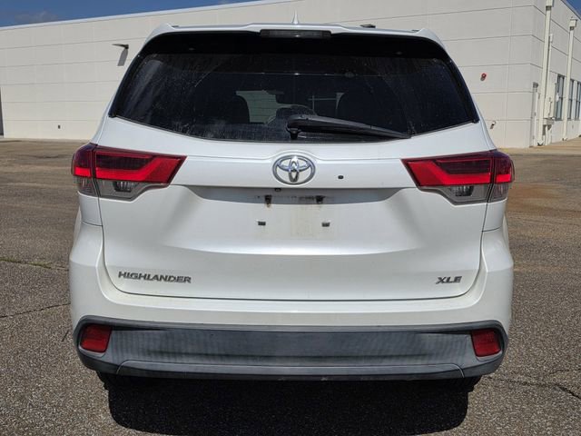 Used 2017 Toyota Highlander XLE image 3