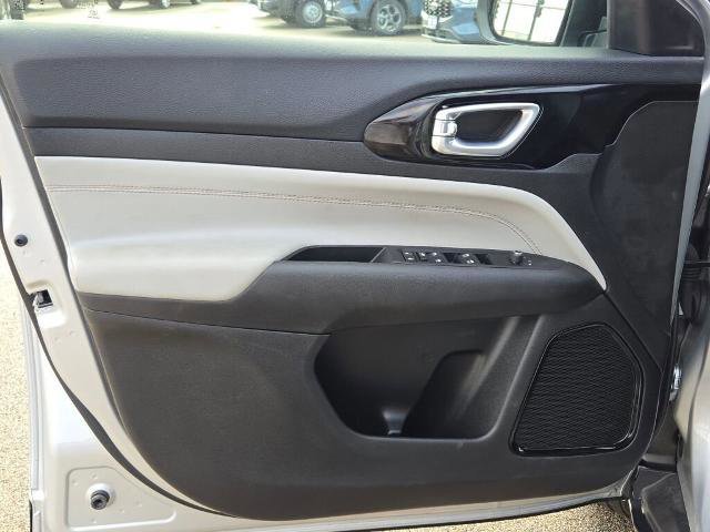 Used 2025 Jeep Compass Limited image 19