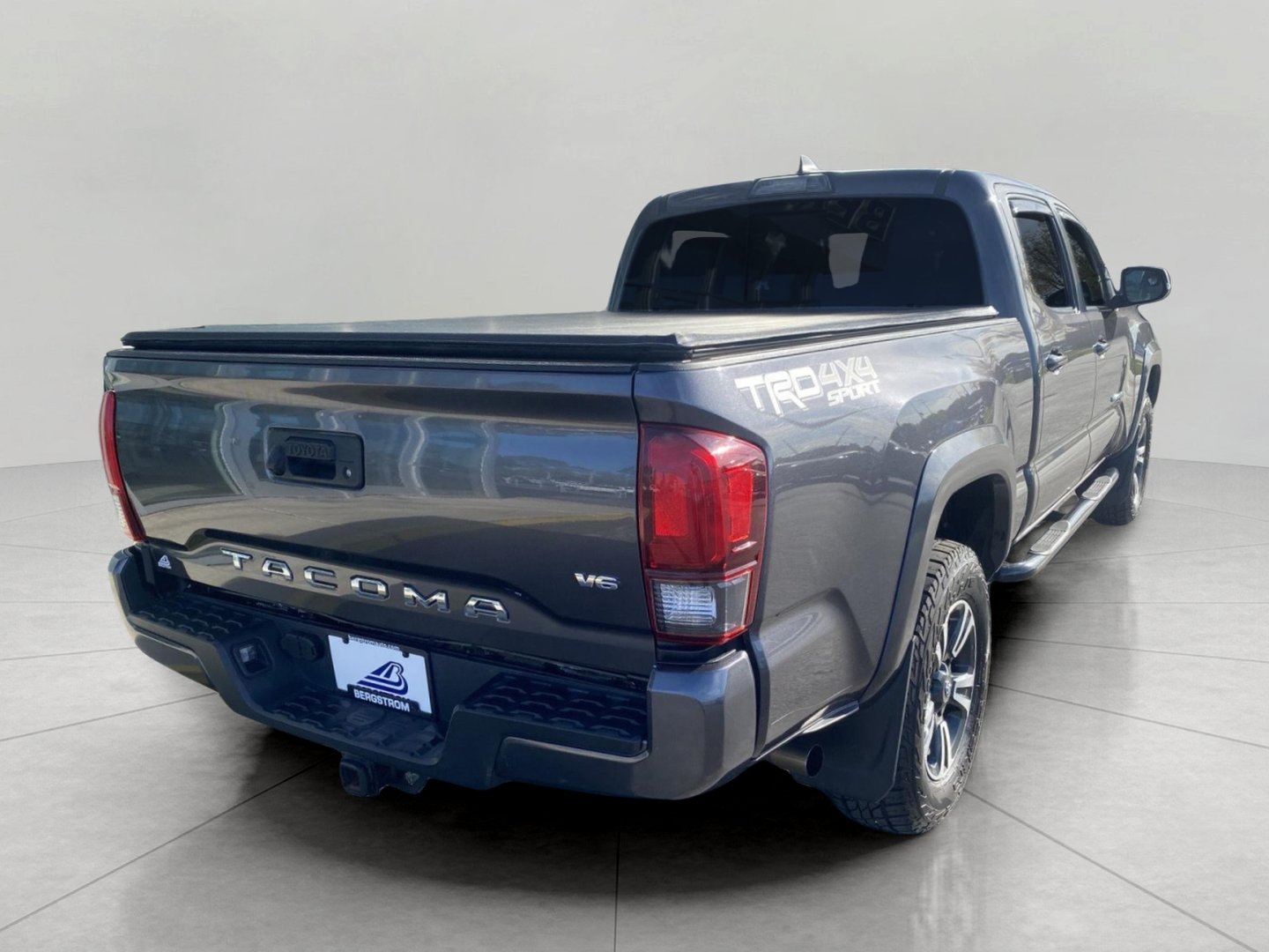 Used 2019 Toyota Tacoma SR5 AWD/4WD image 8