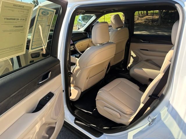 Used 2025 Jeep Grand Cherokee L Limited w/ Black Appearance Package AWD/4WD image 18