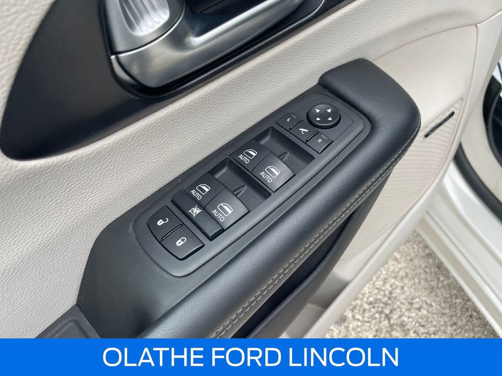 Used 2020 Chrysler Pacifica Limited FWD image 22