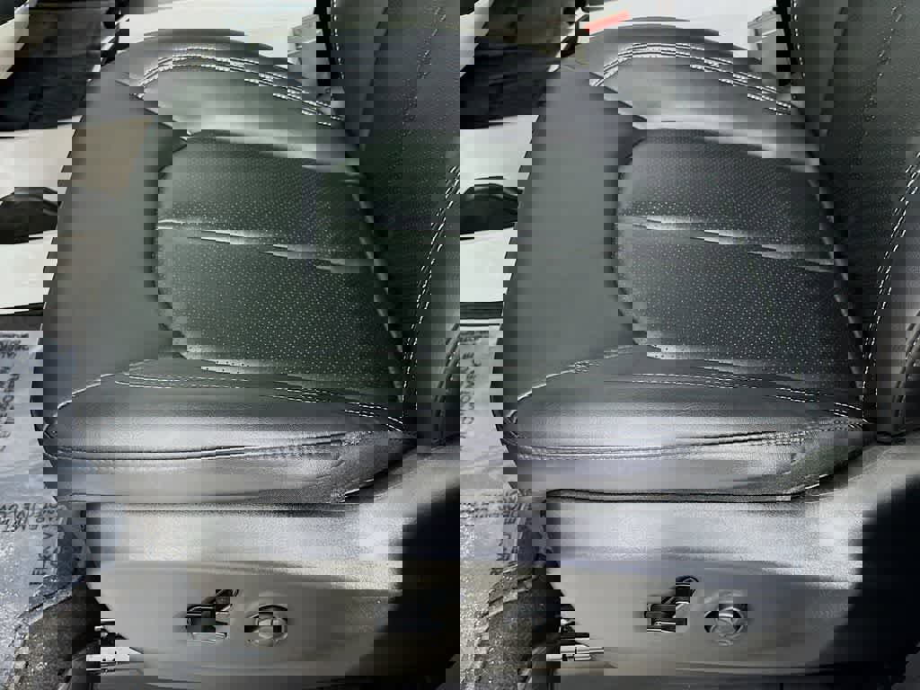 Used 2024 Chrysler Pacifica Touring-L image 30