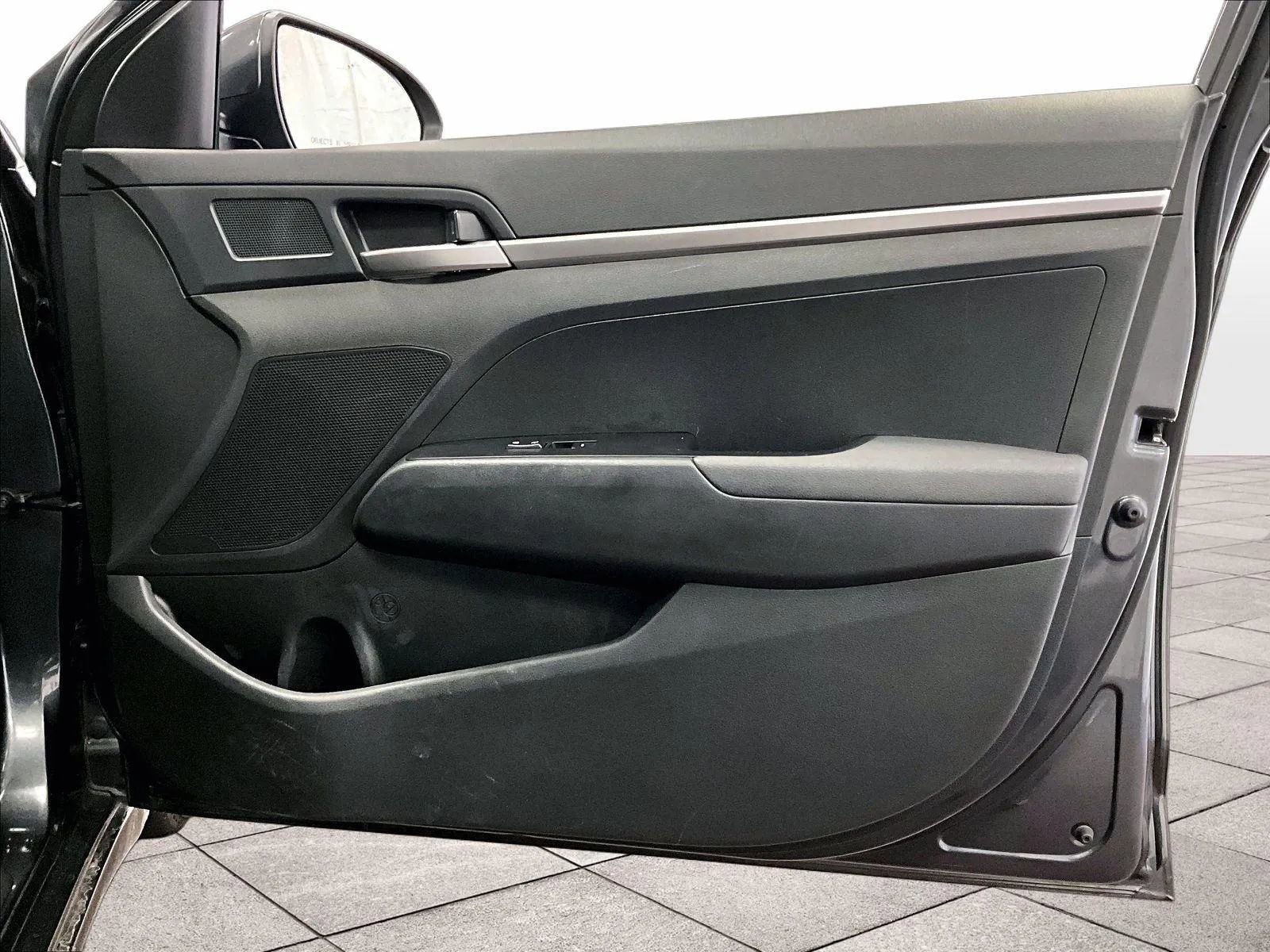 Used 2020 Hyundai Elantra SE w/ Cargo Package (C1) image 23