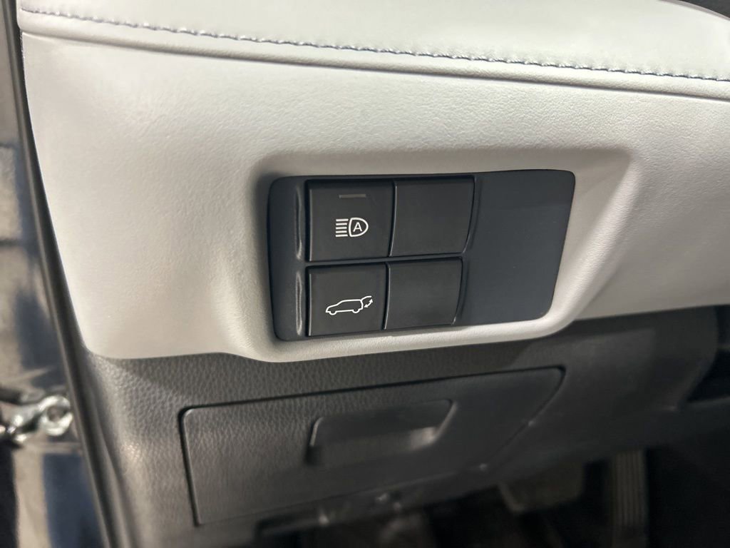 Used 2021 Toyota Highlander XLE AWD/4WD image 14