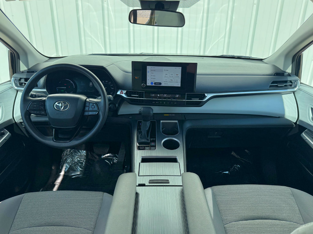 Used 2025 Toyota Sienna LE FWD image 33