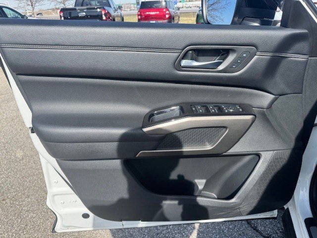 Used 2024 Nissan Pathfinder Platinum image 11