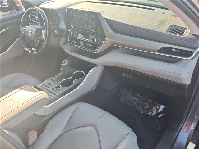 Used 2021 Toyota Highlander XLE AWD/4WD image 22