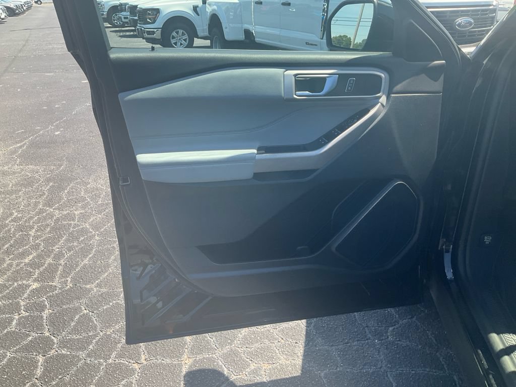 Certified 2024 Ford Explorer XLT w/ Equipment Group 202A RWD image 17