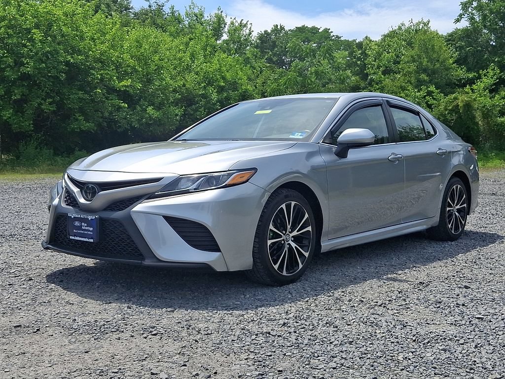 Used 2020 Toyota Camry SE FWD image 3