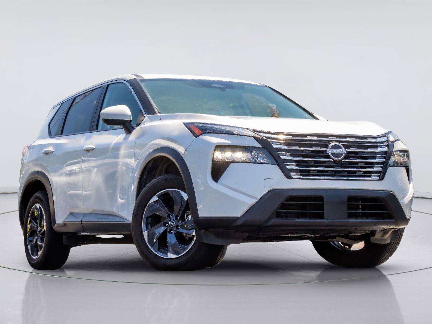 Used 2024 Nissan Rogue SV AWD/4WD image 2