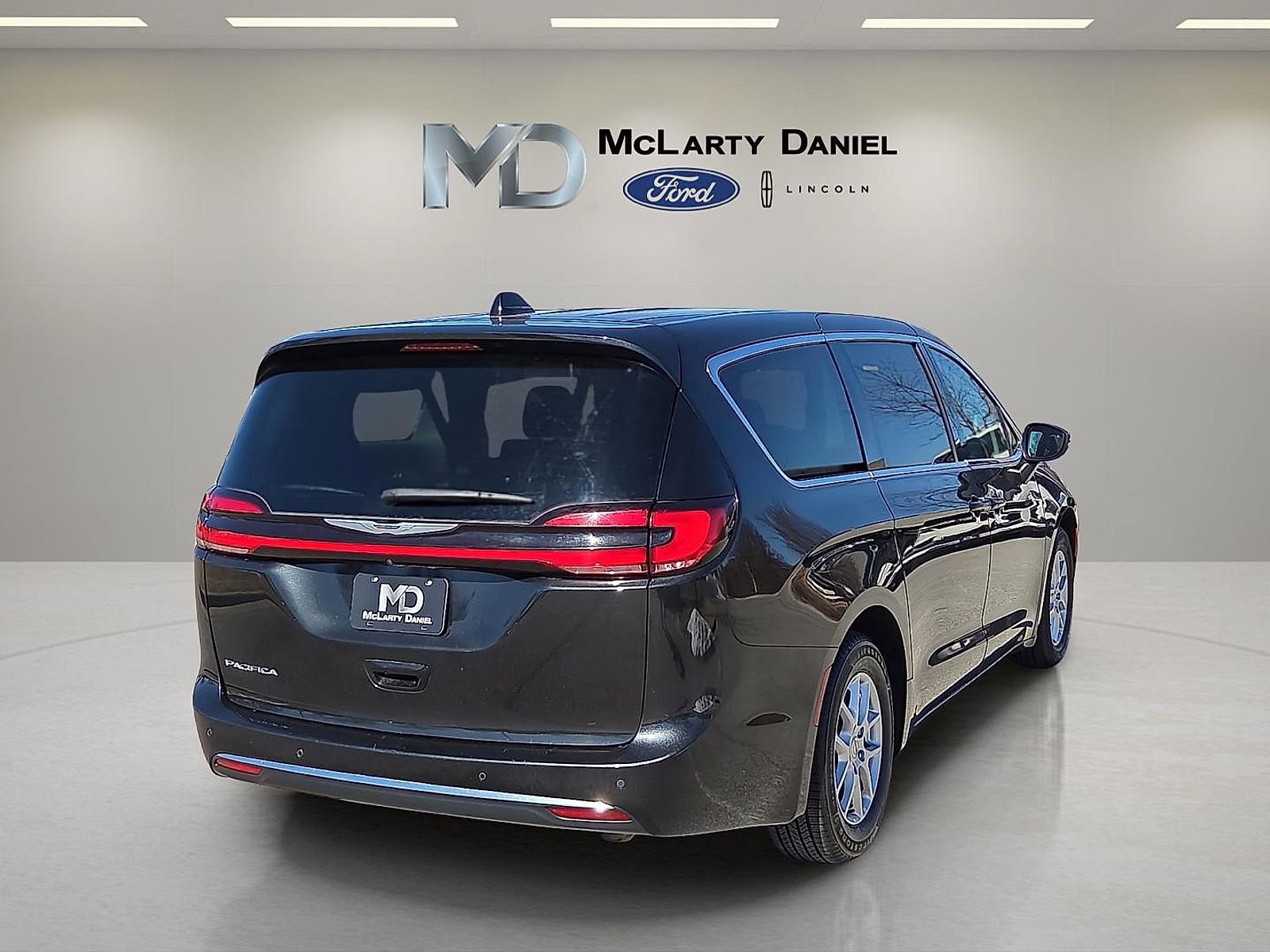 Used 2023 Chrysler Pacifica Touring-L image 5