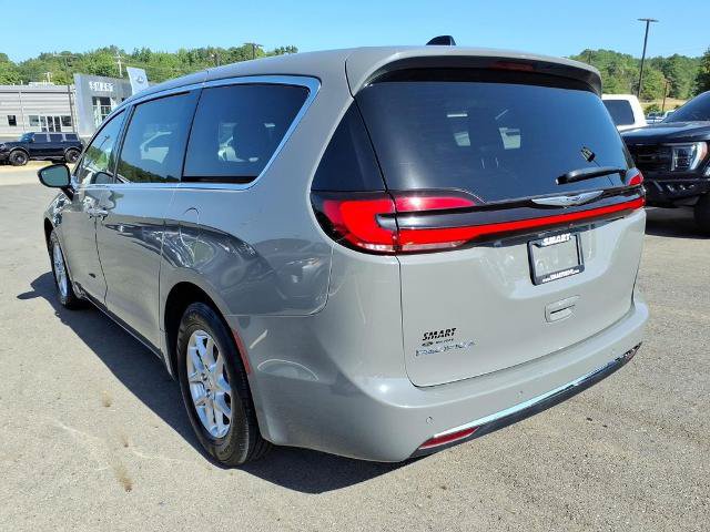 Used 2025 Chrysler Pacifica Select FWD image 2