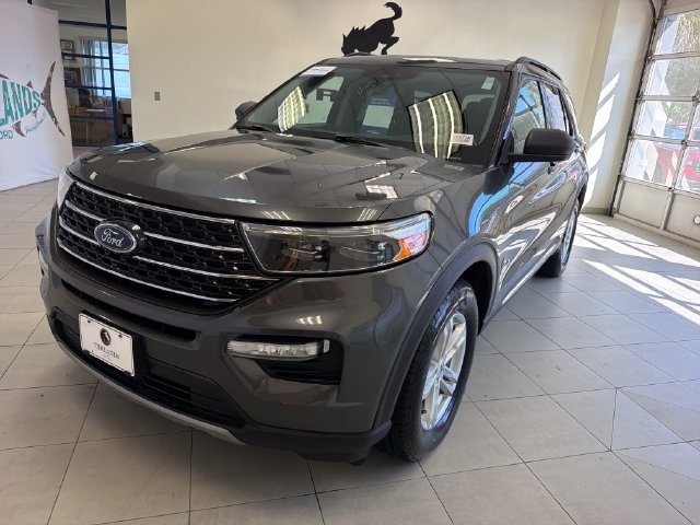 Certified 2020 Ford Explorer XLT w/ Equipment Group 202A AWD/4WD image 4