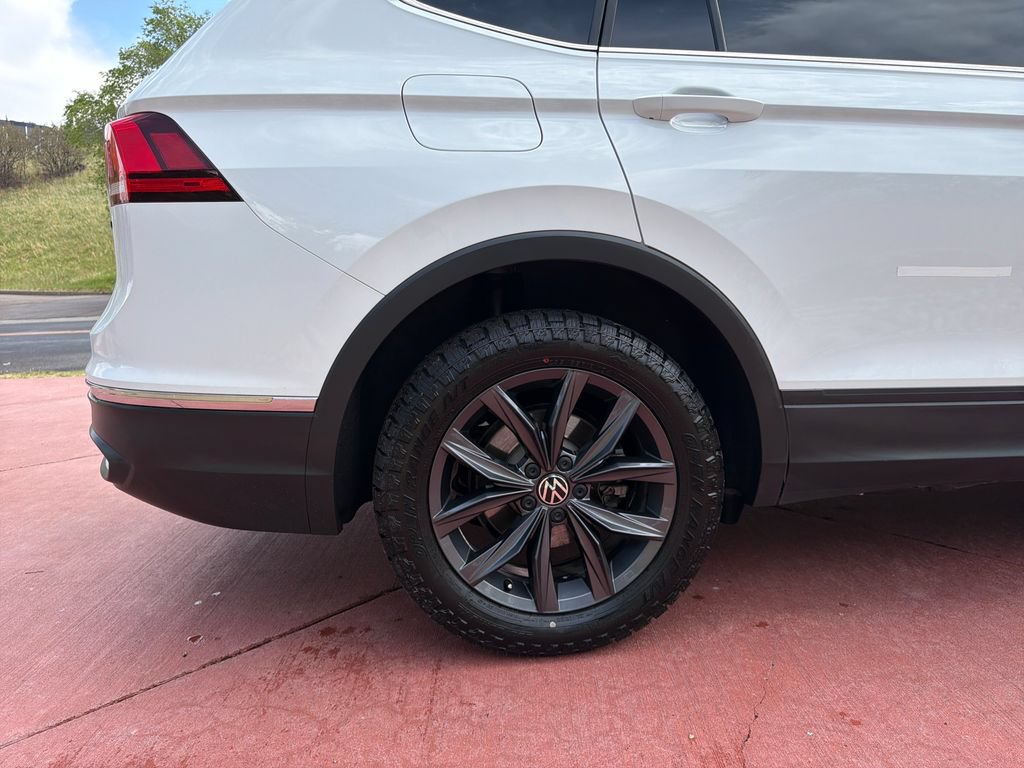 Used 2022 Volkswagen Tiguan SE AWD/4WD image 36