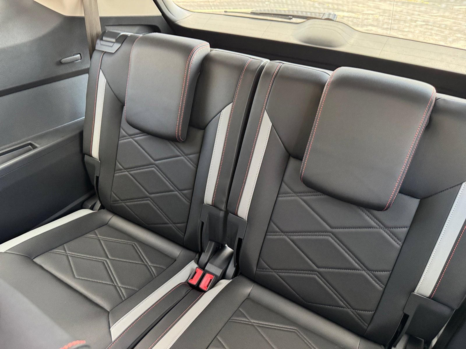 Used 2025 Volkswagen Atlas Peak Edition SE AWD/4WD image 17