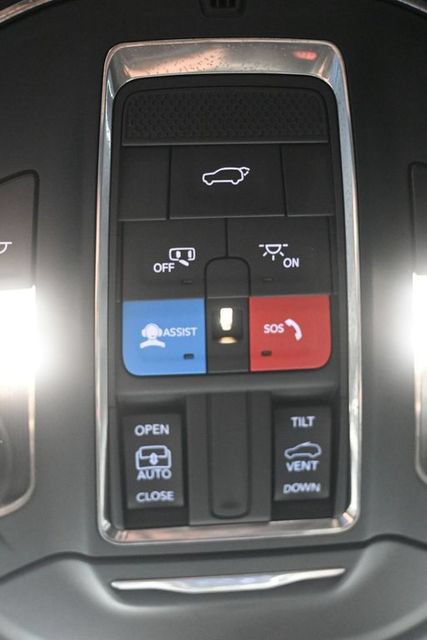 Used 2025 Jeep Grand Cherokee Altitude AWD/4WD image 16