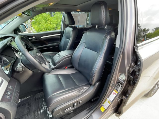 Used 2019 Toyota Highlander XLE AWD/4WD image 14