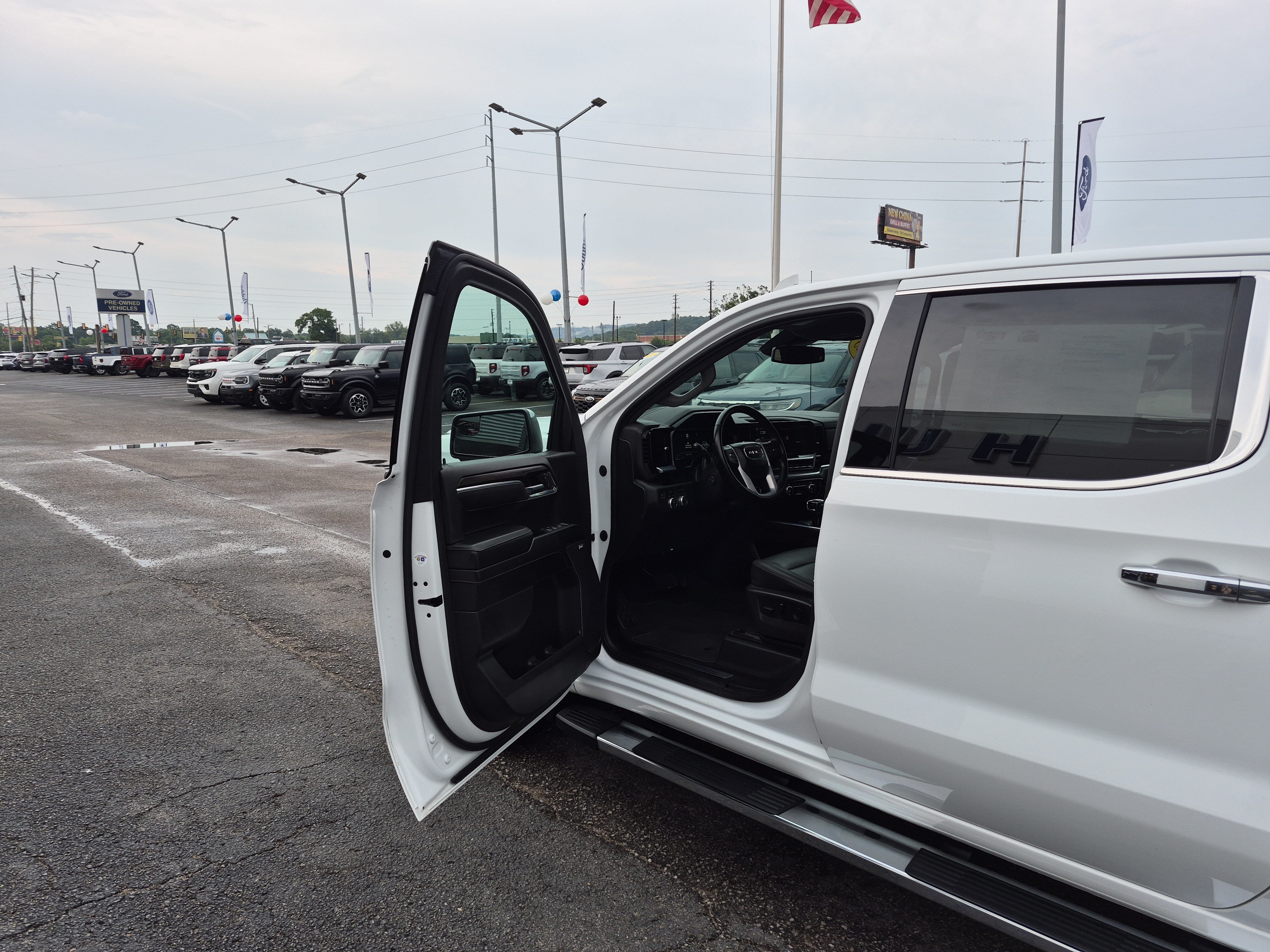Used 2023 GMC Sierra 1500 SLT w/ SLT Convenience Package AWD/4WD image 12