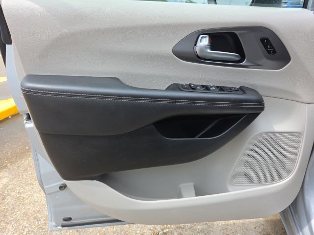 Used 2023 Chrysler Pacifica Touring-L FWD image 28