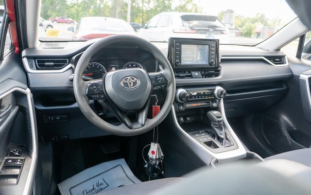 Used 2019 Toyota RAV4 LE AWD/4WD image 11
