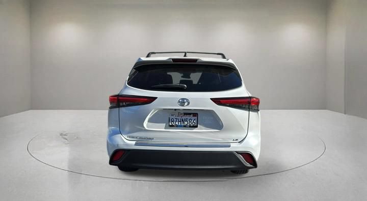 Used 2022 Toyota Highlander LE FWD image 3
