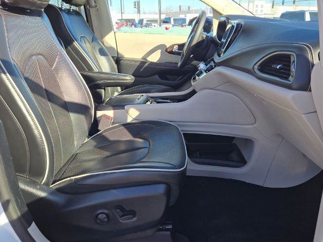 Used 2024 Chrysler Pacifica Limited image 7