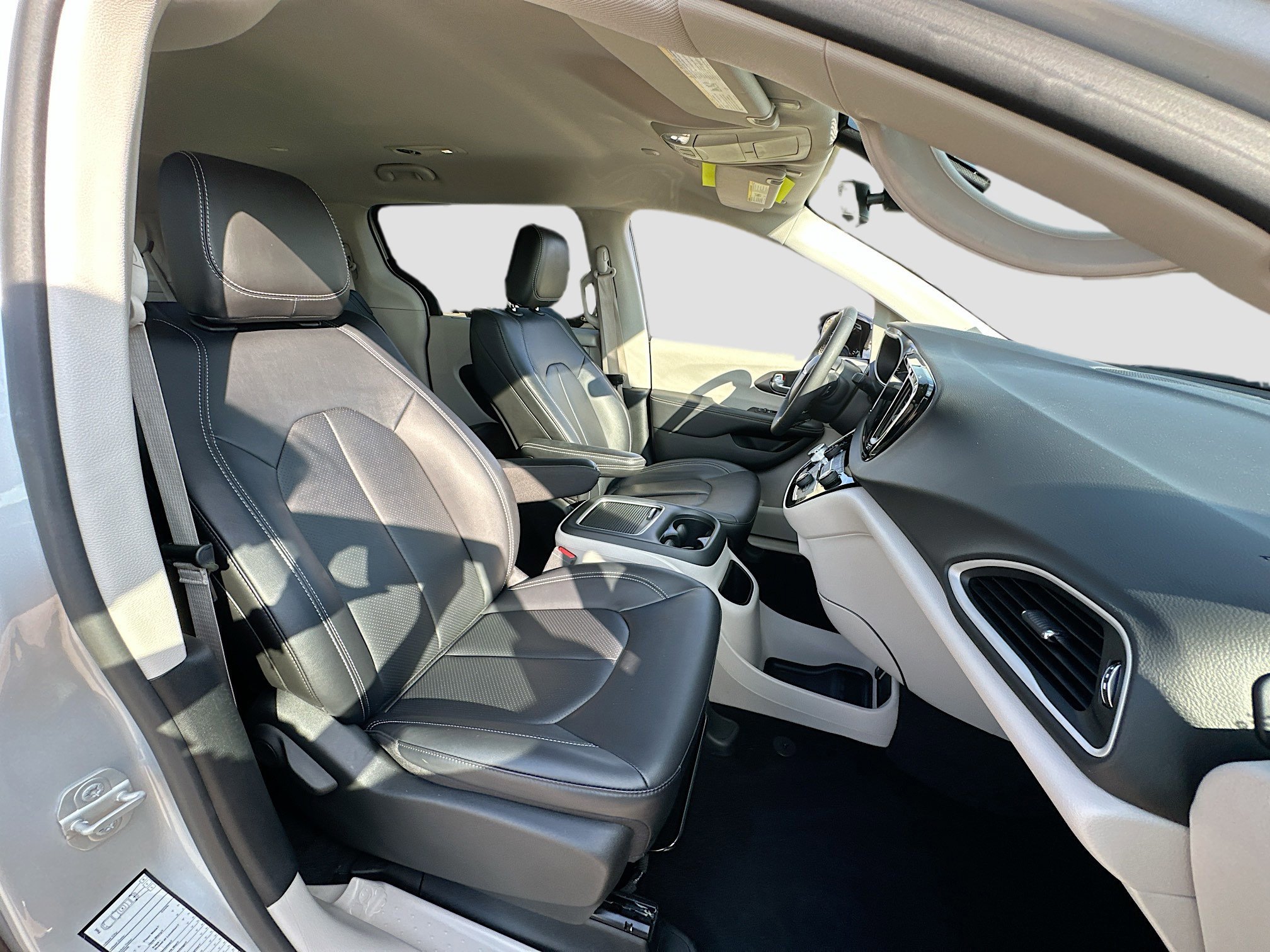 Used 2024 Chrysler Pacifica Touring-L image 27