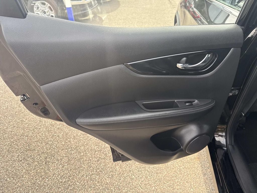 Used 2020 Nissan Rogue Sport SV w/ All-Weather Package AWD/4WD image 16