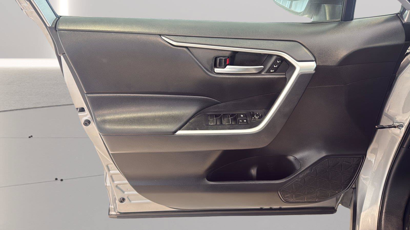 Used 2020 Toyota RAV4 XLE Premium AWD/4WD image 20