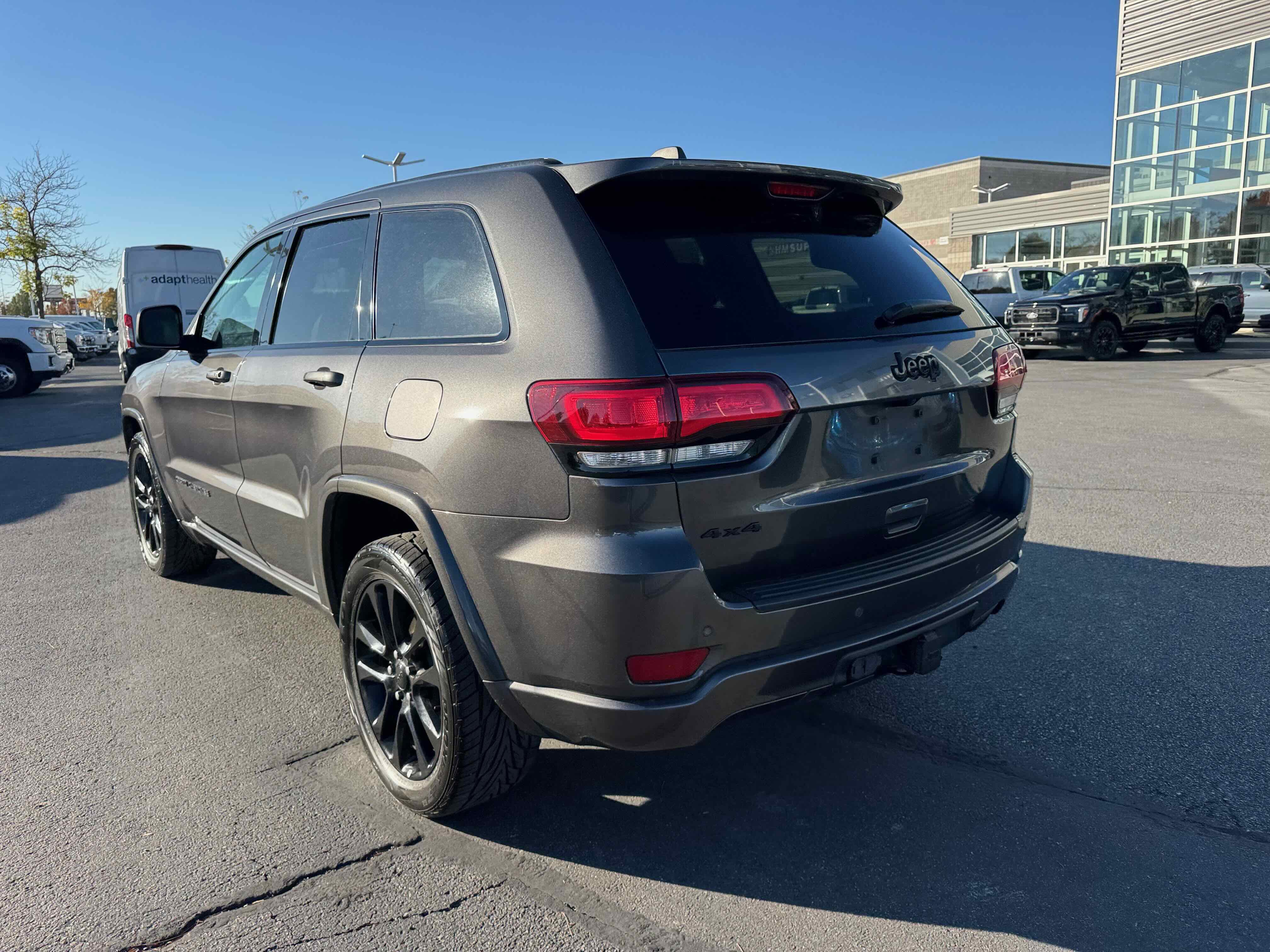 Used 2021 Jeep Grand Cherokee Laredo X image 3