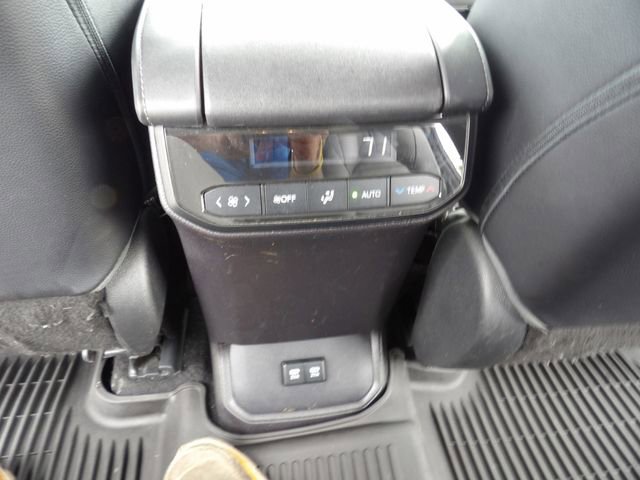 Used 2021 Toyota Highlander XLE AWD/4WD image 26