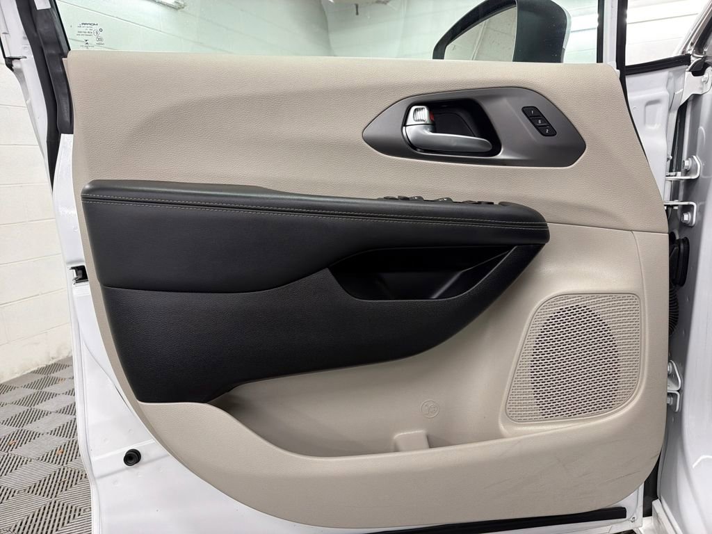 Used 2023 Chrysler Pacifica Touring-L FWD image 15
