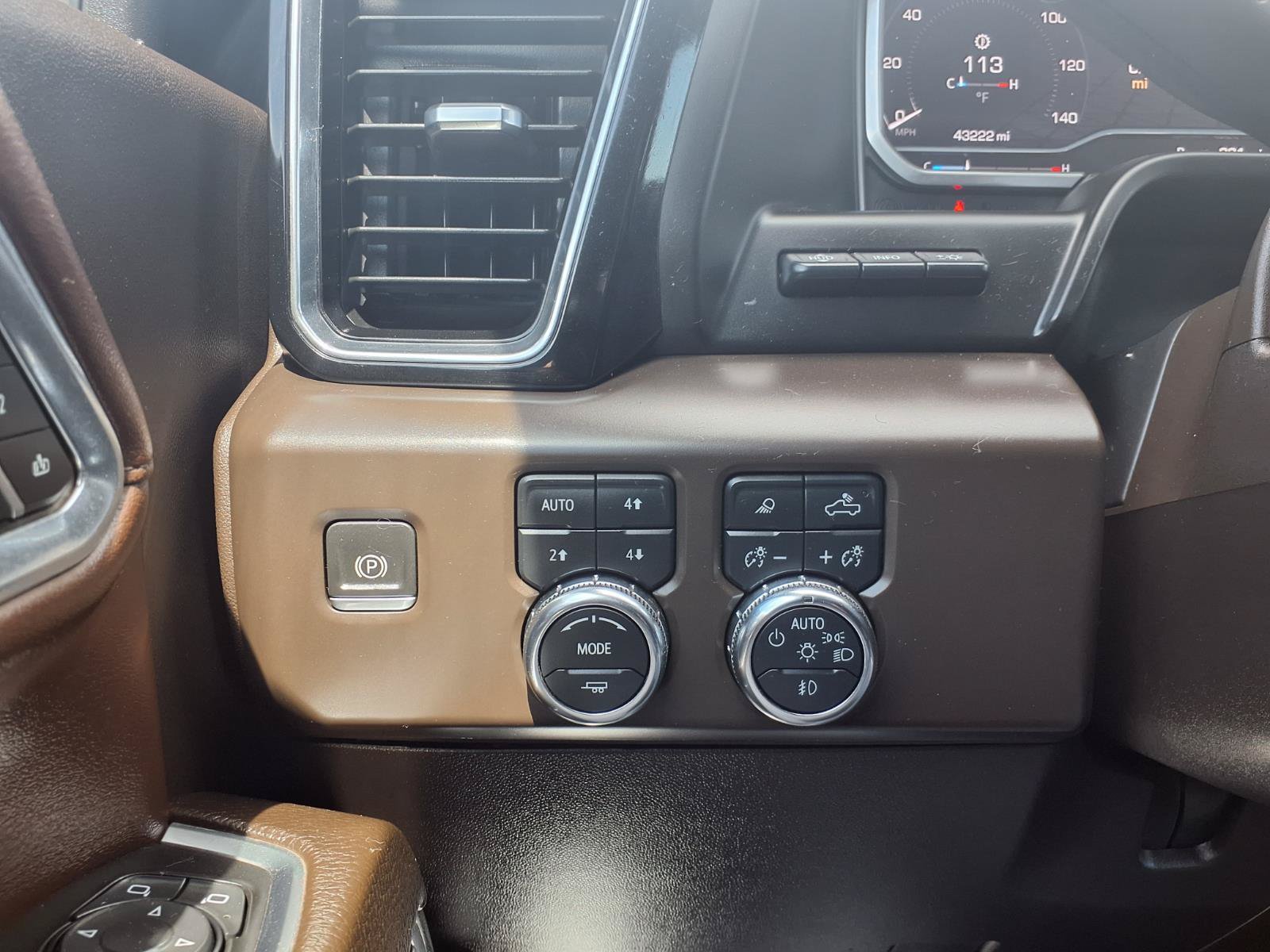 Used 2024 GMC Sierra 3500 Denali w/ Technology Package AWD/4WD image 27