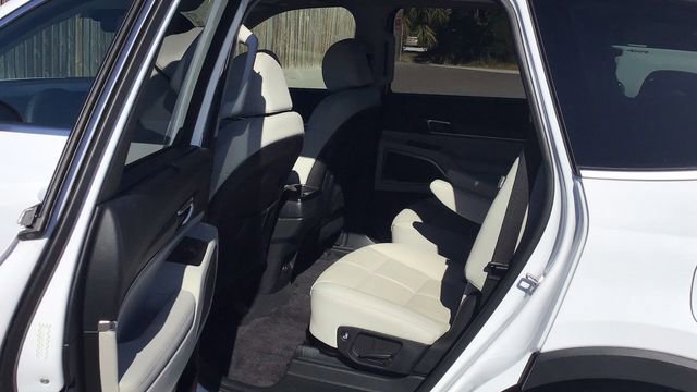 Used 2024 Kia Telluride EX w/ EX Captain's Chair Package image 12