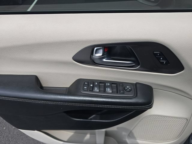 Used 2022 Chrysler Pacifica Touring-L FWD image 13