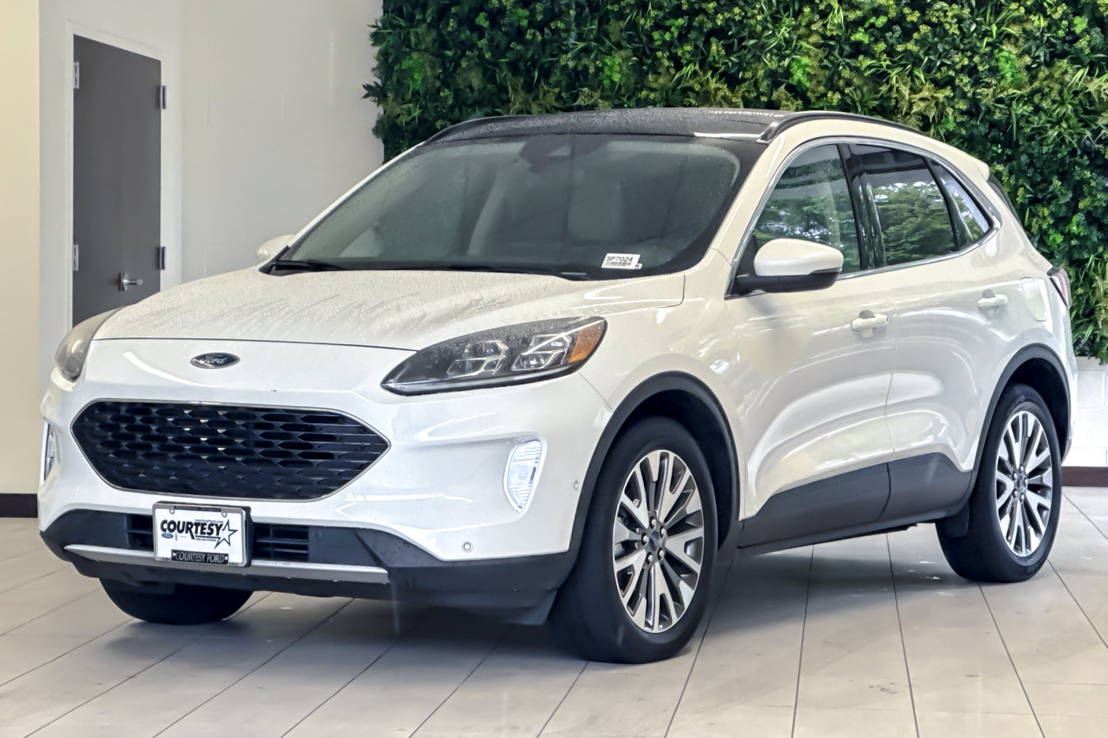 Certified 2020 Ford Escape Titanium AWD/4WD image 8