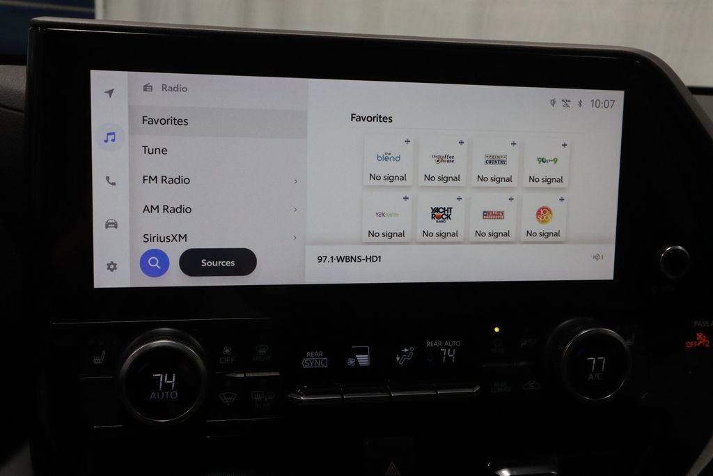 Used 2023 Toyota Highlander XLE FWD image 2