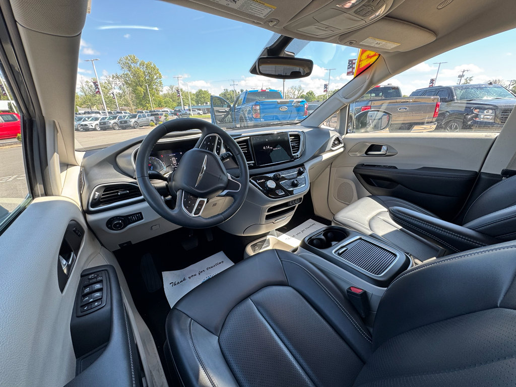 Used 2023 Chrysler Pacifica Touring-L FWD image 23