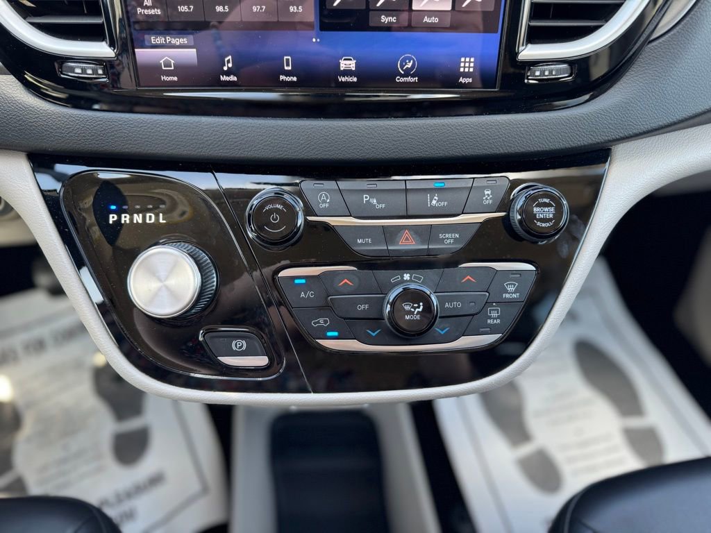 Used 2023 Chrysler Pacifica Touring-L FWD image 24