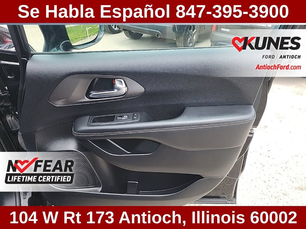 Used 2025 Chrysler Pacifica Select FWD image 56